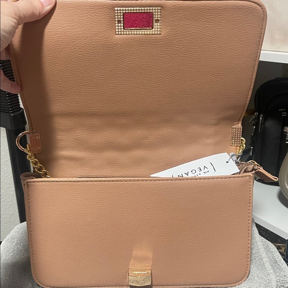 NWT VEGAN Crossbody Bag with Removal, Adjustable Strap. TAUPE - Picture 6 of 9